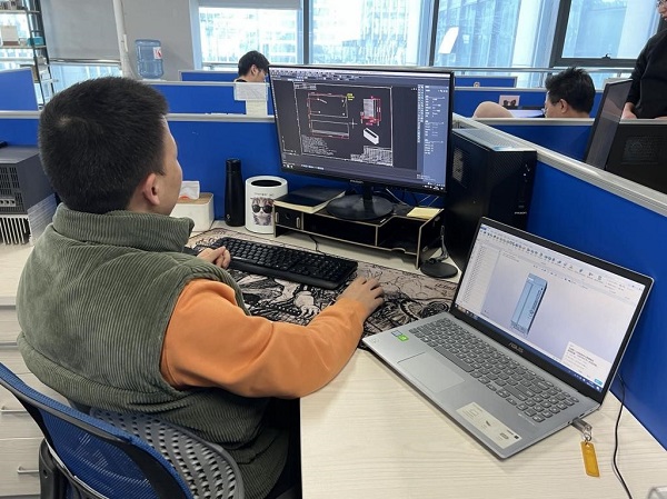 图：禾川科技工程师使用z6尊龙产品在设计绘图